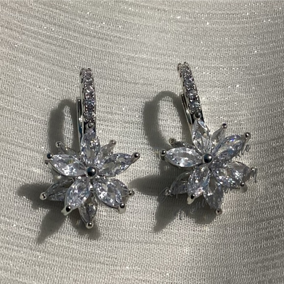 🌸18k White Gold Filled  Lilly Stargazer zircon C Hoop Earrings - Picture 1 of 17